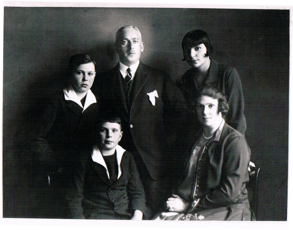 von links nach rechts: Hans Jürgen, Horst, Hermann, Bianca, Hedwig, Kinobesitzer Familie in Hamburg