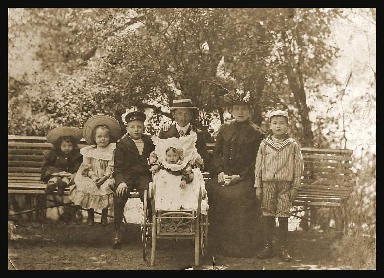 Foto von 1905. Familie Hirte. Im Kinderwagen Annelise Hirte. Mit Strohhut Hermann Hirte. Mit Blumenhut Cäcilie Hirte. Das Ehepaar hatte zehn Kinder. Die älteren Kinder sind nicht auf dem Foto.