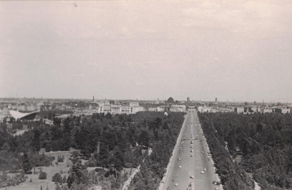 Berlin Fotos vom Juli 1961 (alles noch ohne Mauer). Diese wurde am 13. August 1961 gebaut. Was Bullrich Salz für die Verdauung, ist Ulbricht für die Weltanschauung. Gern zitiert wird Walter Ulbricht auch, der kurz vor dem Bau der Mauer verkündet hatte: >Niemand hat die Absicht eine Mauer zu bauen<, darum wurde er später auch Walter Niemand genannt.