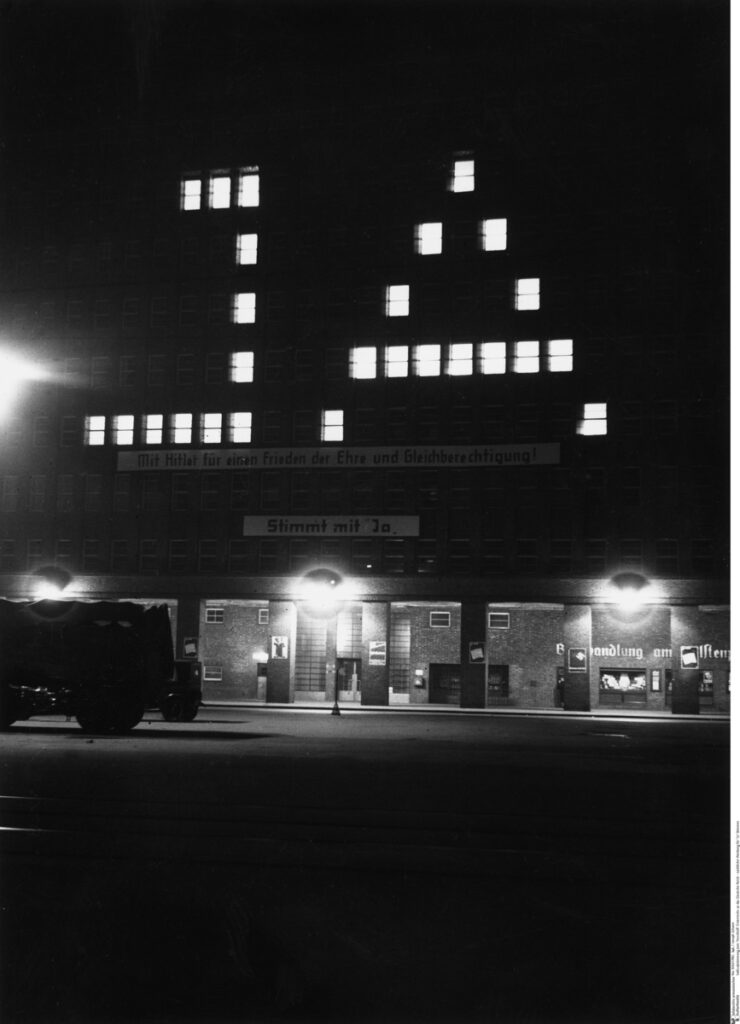 Hindenburg Haus am Holstenplatz (später Karl Muck Platz, später Johannes Brahms Platz)