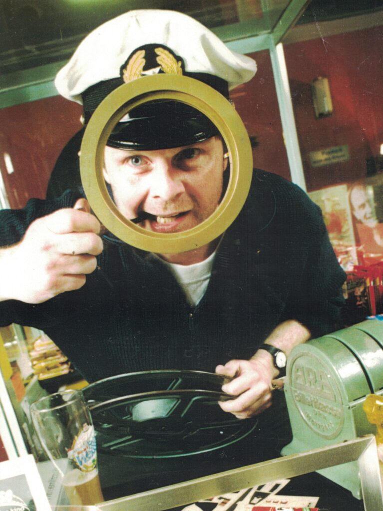 Eugen an der Kinokassse der Linse